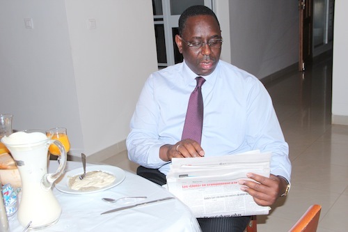 Les photos exclusives de Macky Sall prenant son petit déjeuner et lisant les journaux