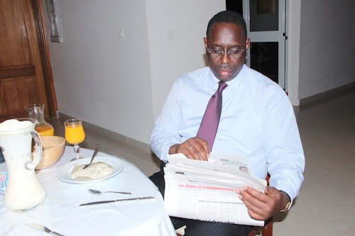 Les photos exclusives de Macky Sall prenant son petit déjeuner et lisant les journaux