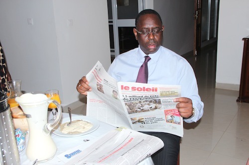 Les photos exclusives de Macky Sall prenant son petit déjeuner et lisant les journaux