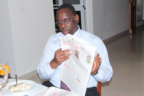 Les photos exclusives de Macky Sall prenant son petit déjeuner et lisant les journaux