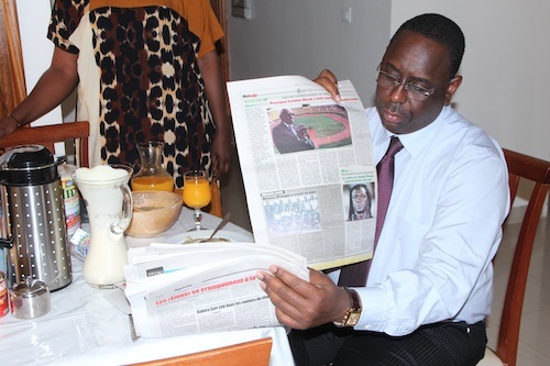 Les photos exclusives de Macky Sall prenant son petit déjeuner et lisant les journaux