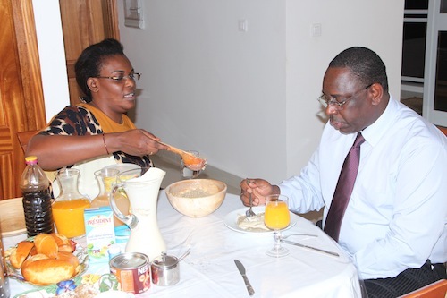 Les photos exclusives de Macky Sall prenant son petit déjeuner et lisant les journaux