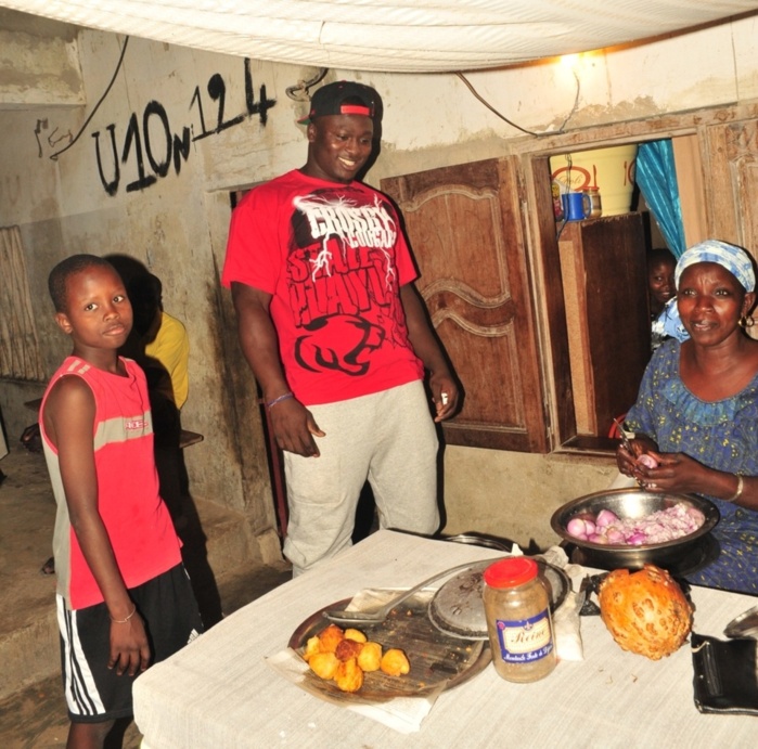 Le lutteur Modou Lô dans une gargote aux parcelles assainies, Unité 10 (IMAGES)