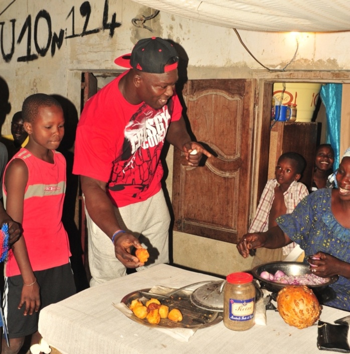 Le lutteur Modou Lô dans une gargote aux parcelles assainies, Unité 10 (IMAGES)