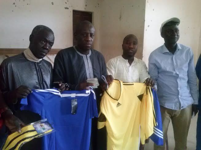 El Malick Seck offre deux jeux de maillots, une enveloppe financière et va sponsoriser le club Mbaxaan de la zone Nord