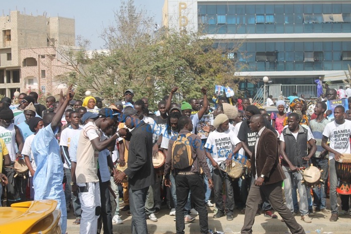 Les premières images de la forte mobilisation des militants du Pds devant la permanence El hadj Amadou Lamine Badji