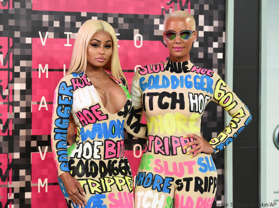 Amber Rose et Blac Chyna avec les insultes "sl*t ", "bi*ch" et "stripper" sur le corps. Une façon de "peindre une image de ce que tout le monde dit déjà à propos de nous", a expliqué Chyna.