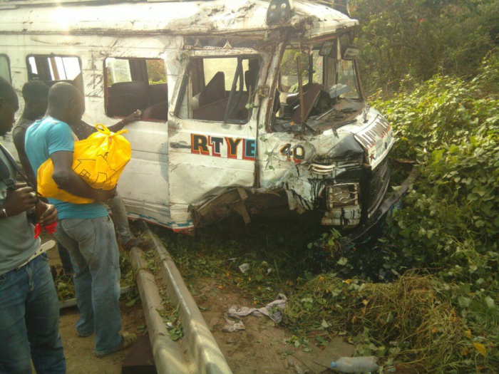 AUTOROUTE A PÉAGE : Collision entre un car "N'diaga N'diaye" et une 206 (Images)