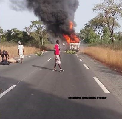 Dernière minute : Un grave accident entre Koungueul et Koumpentoum fait 14 morts. Deux bus en flammes...