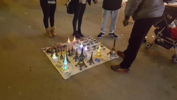 PARIS - Vendeurs à la sauvette et persécutions policières sous les pieds de la tour Eiffel.