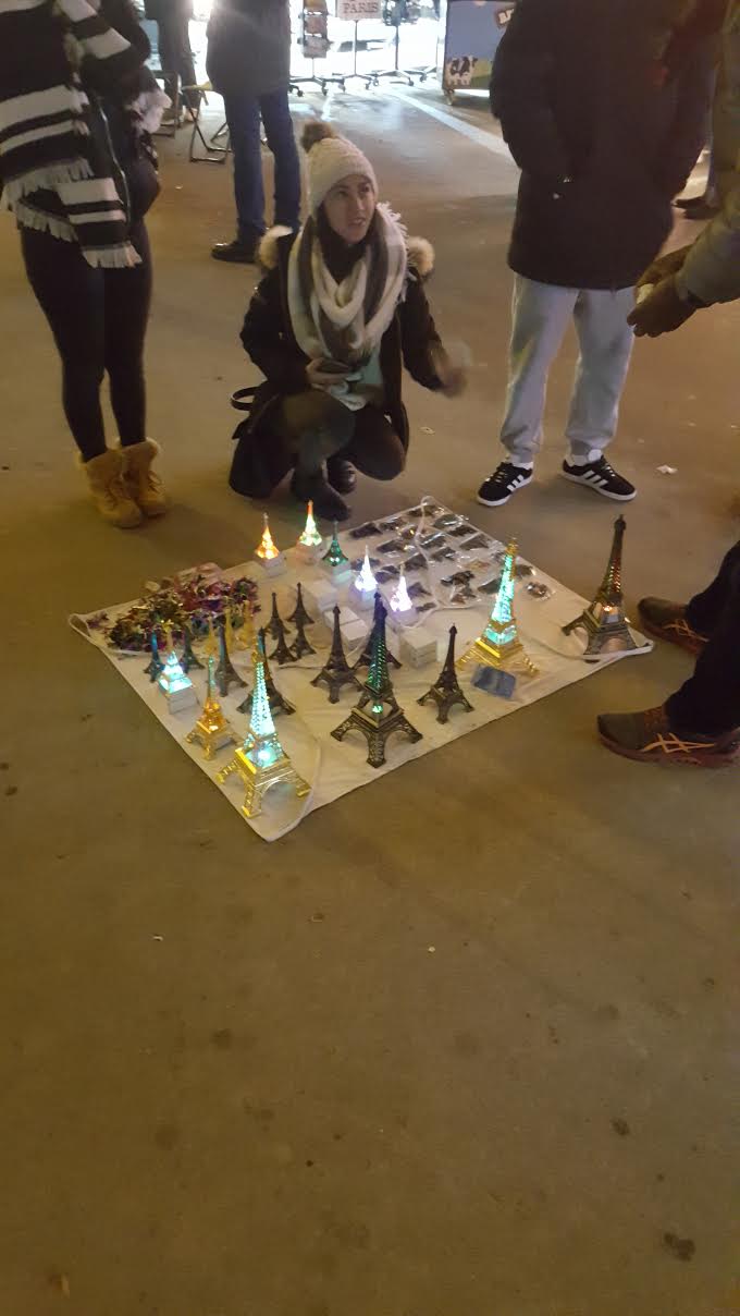 PARIS - Vendeurs à la sauvette et persécutions policières sous les pieds de la tour Eiffel.