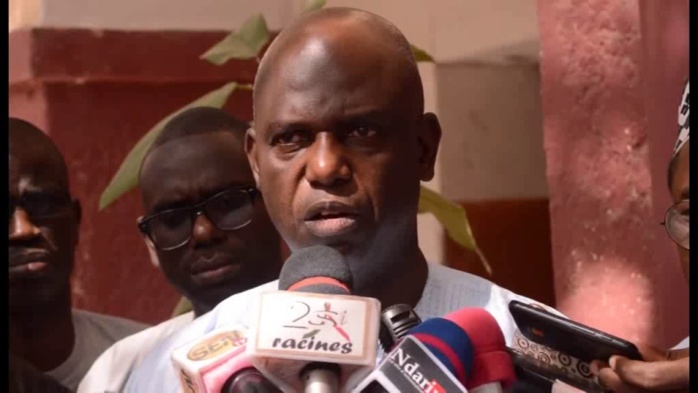 Mansour Faye, parlant de l'interdiction d'accès à l'aéroport à Awa Ndiaye, se justifie : "Même mon épouse a été retenue à la porte"