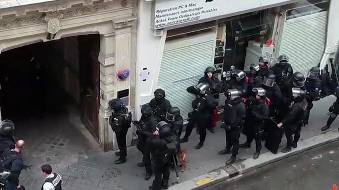 Prise d'otages à Paris : le forcené retranché, des négociations en cours