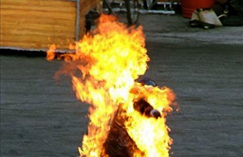 Une femme a tenté de s’immoler au feu.