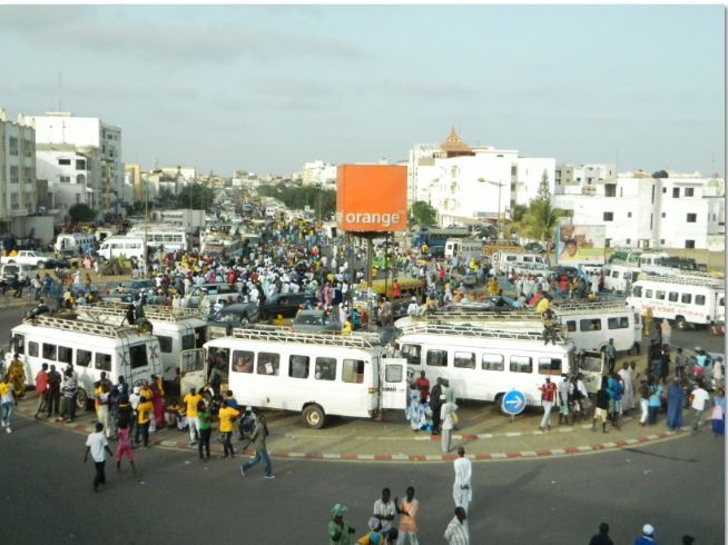 Plus de 200 cars "Ndiaga Ndiaye" en face du siège du PDS.