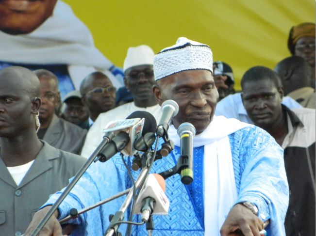 Abdoulaye Wade dessaisit Ousmane Ngom.