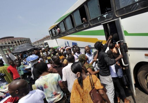 Abidjan : un bus tombe dans la lagune.