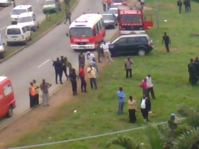 [ PHOTOS  ]  Abidjan: un bus bondé tombe dans la lagune, au moins huit corps repêchés.