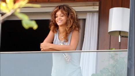 Rihanna salue ses fans en pyjama  (PHOTOS)