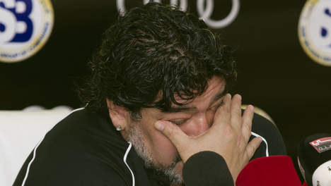 Maradona fait polémique en fumant une pipe à eau