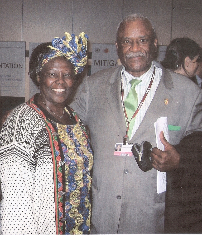 Wangari Maathai et Ousmane sow Huchard en décembre 2010 Lors du Sommet Mondial sur les changements climatiques à Copenhague