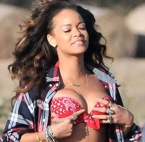 Rihanna seins nus dans un champ