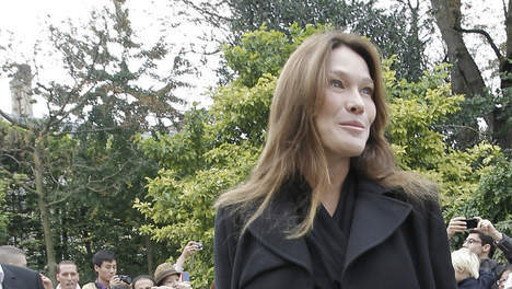 Carla Bruni: "A la place d'Anne Sinclair, je ne me serais pas autant montrée"