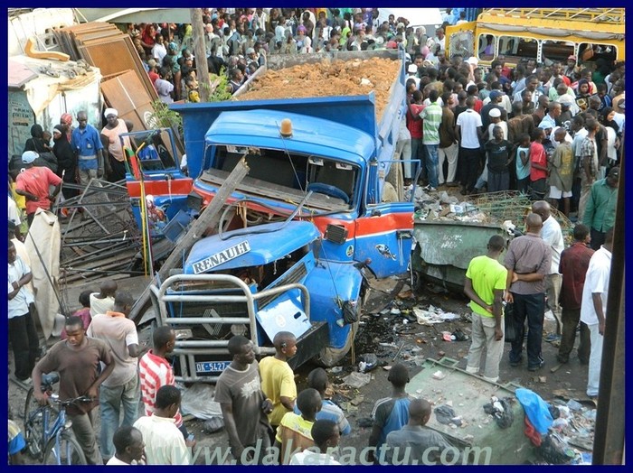 Un accident spectaculaire à Rebeuss. (PHOTOS ) 