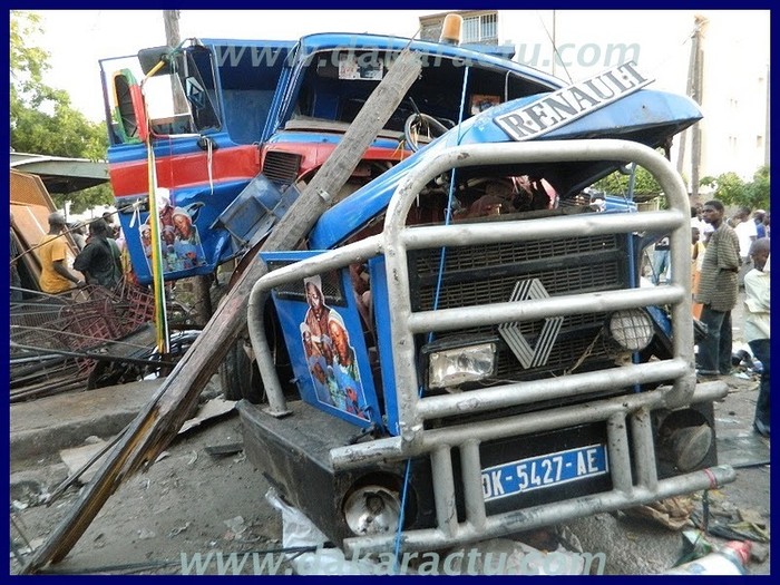 Un accident spectaculaire à Rebeuss. (PHOTOS ) 