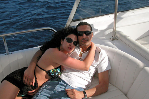 D'autres clichés montrent le couple sur son yacht privé, sur la mer rouge, au large de Charm el-Cheikh....