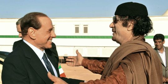 Quand Kadhafi demandait à Berlusconi d'"arrêter les bombardements"