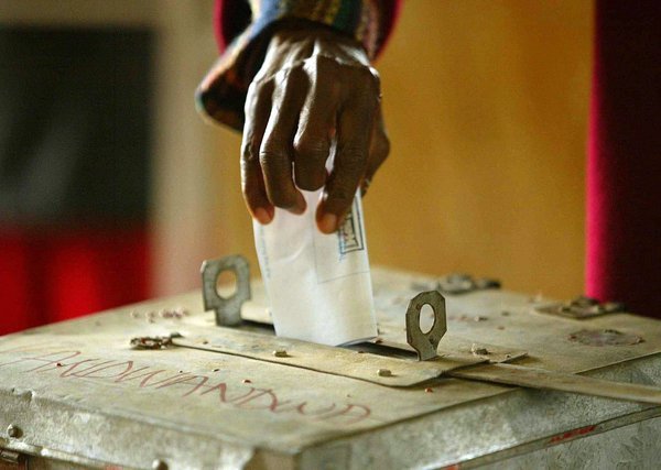 Tirs croisés contre le mandat de trop (Amadou Fall).