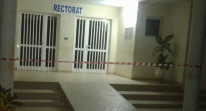 Université Assane Seck Ziguinchor : Les étudiants bouclent les portes du rectorat et de l'amphithéâtre avec des bandeaux rouges