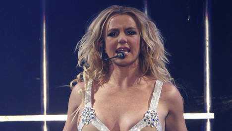 Il mord Britney Spears en plein concert (vidéo)