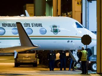 L'avion transportant Laurent Gbagbo, sur le tarmac de l'aéroport de Rotterdam aux Pays-Bas, le 30 novembre 2011.