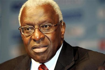 Cio: Lamine Diack, reconnu coupable de conflit d'intérêts, prend un avertissement.