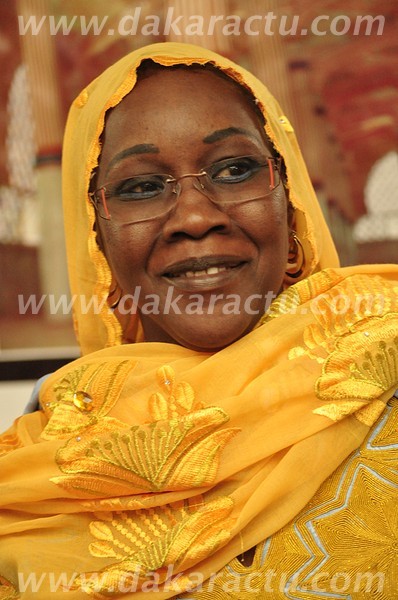 Sokhna Astou Gaye Mbacké devant le portrait de son défunt mari à l'occasion du colloque sur le soufisme