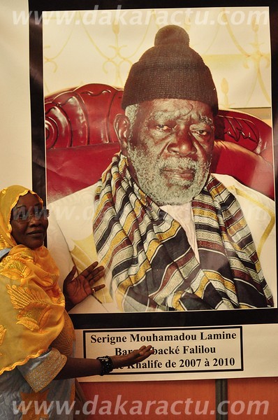 Sokhna Astou Gaye Mbacké devant le portrait de son défunt mari à l'occasion du colloque sur le soufisme