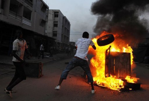 Dernière minute: après le transfert de Barthélémy à Reubeuss, des manifestants brûlent un car.