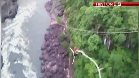 La corde lâche, la sauteuse à l'élastique plonge dans une eau infestée de crocodiles (vidéo)