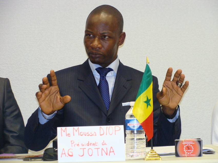 Maître Moussa Diop, président d’Alternative générationnelle (AG/Jotna) retire sa candidature à la présidentielle de 2012 pour renforcer celle de Macky Sall.