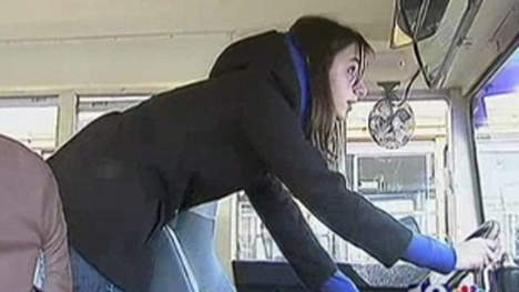 Le chauffeur du bus décède au volant, une ado sauve les passagers (vidéo)