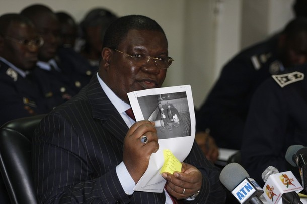 Au cours de sa conférence de presse, Ousmane Ngom exhibe des photos, des armes, des preuves... Regardez les images