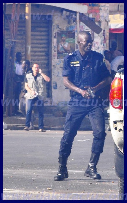 Regardez le policier blessé avec son arme