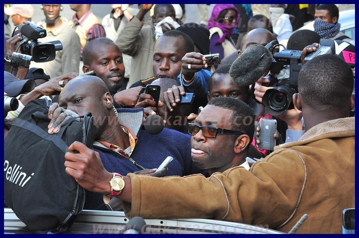 Youssou Ndour et son cortège se débattent pour ne pas être blessés