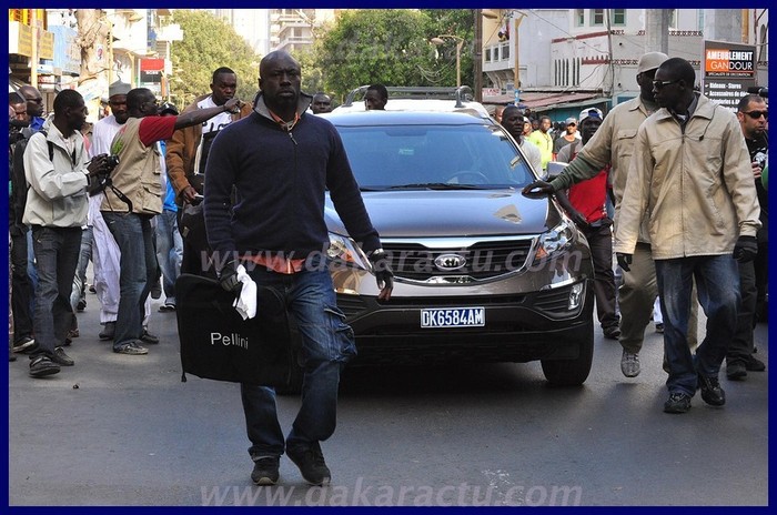 Youssou Ndour et son cortège se débattent pour ne pas être blessés