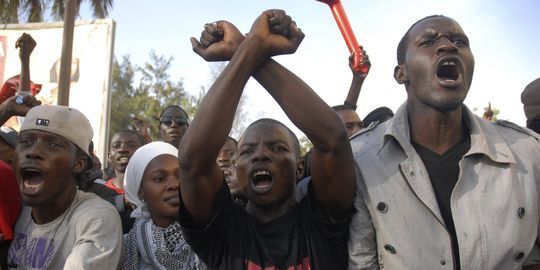 Dernière minute: Des centaines de jeunes sont devant le domicile de feu Khalifa Ababacar Sy et attendent la sortie d'Ousmane Ngom.