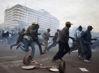 Visé par une grenade, un homme est tombé.