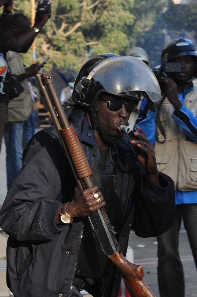 Les images-choc du face-à-face entre Ibrahima Fall et la police