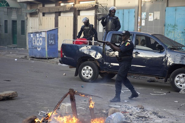 Le colonel Abdoulaye Diop, chef de l'équipe qui profana la zawiya, en action